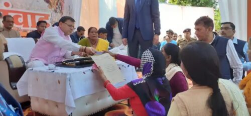 देहरादून : मुख्य सेवक आपके द्वार' के तहत 'जन संवाद' कार्यक्रम में शिरकत करते हुए मुख्यमंत्री पुष्कर सिंह धामी ने जनता की समस्याएं सुनीं