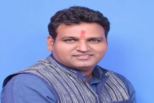 देहरादून : विधायक विनोद कंडारी अपने विधानसभा क्षेत्र के टॉपर छात्रों को अपने निजी खर्चे पर भारत दर्शन कराते है