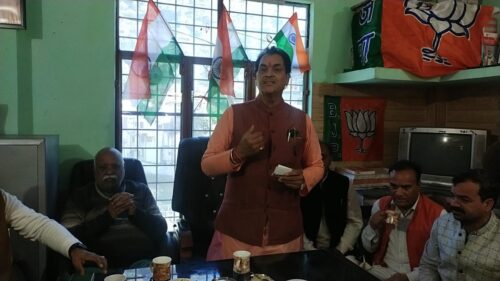 देहरादून : कैबिनेट मंत्री डा. प्रेमचंद अग्रवाल ने सरकार जनता के द्वार कार्यक्रम के दौरान कार्यकर्ताओं से जनसंवाद किया एवं सरकार द्वारा चलाई जा रही विभिन्न जन उपयोगी योजनाओं का बखान भी किया।