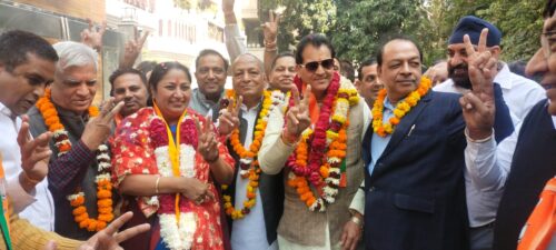 नई दिल्ली : सूबे के वित्त व संसदीय कार्य मंत्री डॉ प्रेमचंद अग्रवाल ने नई दिल्ली एमसीडी चुनाव में पार्टी प्रत्याशी के समर्थन में रोड शो कर घर-घर जाकर वोट मांगे।