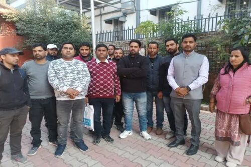 देहरादून : अतिथि शिक्षकों ने सरकार से गृह जिलों में नियुक्ति देने की मांग की, आंदोलन की धमकी दी