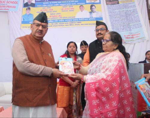 देहरादून : प्रेमनगर भाऊवाला में वीर नायक शहीद अनुसूया प्रसाद की पुण्यतिथि पर उन्हें श्रद्धांजलि अर्पित करते मंत्री जोशी।