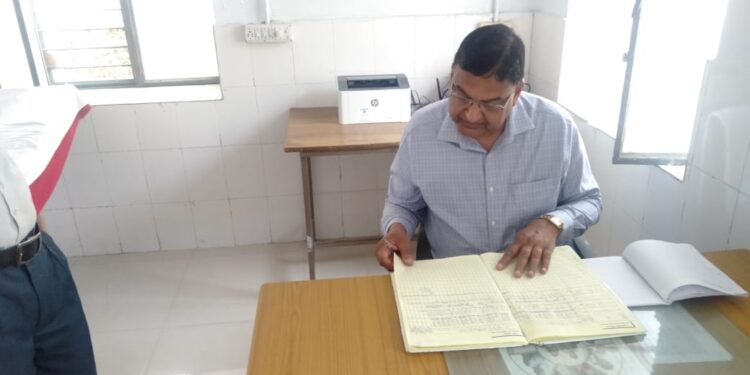 टिहरी : मुख्य चिकित्सा अधिकारी डॉ. संजय जैन ने निरीक्षण किया ,अनुपस्थित पाये गये कर्मचारियों का एक दिन का वेतन रोका