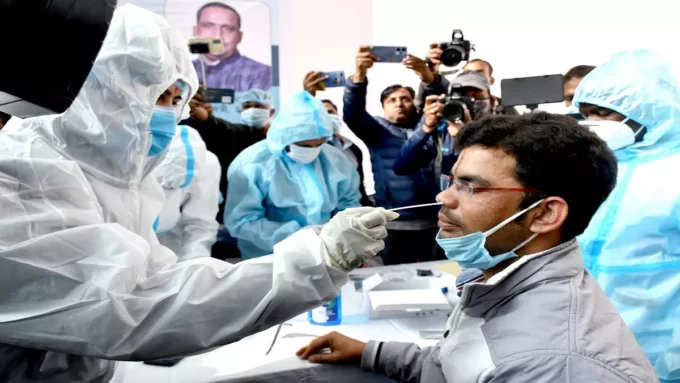 चिंताजनक: कोरोना की दोहरी मार, देश में एक साथ फैल रहे दो सब-वैरिएंट, Omicron नहीं, XBB सब-वैरिएंट चुनौती