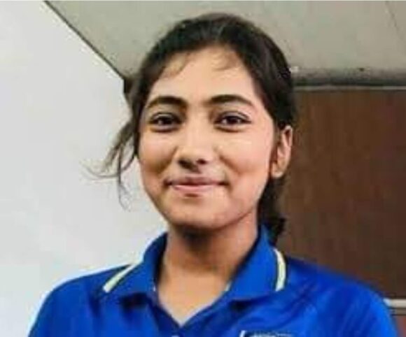 राज निर्माण आन्दोलनकारी जोत सिंह बिष्ट ने दोहरा शतक बनानी वाली राघवी बिष्ट को बधाई दी