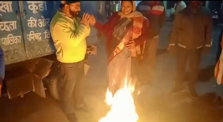 मानवाधिकार एवं पर्यावरण संगठन की मांग पर नगर पालिका ने अलाव जलाने की व्यवस्था की