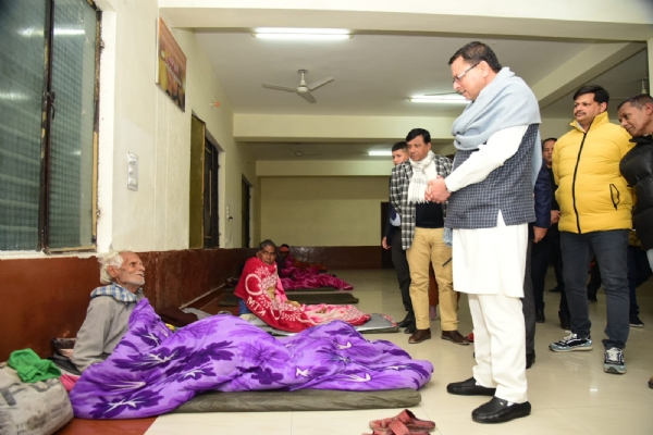 मुख्यमंत्री ने जिलाधिकारियों और नगर निगम आयुक्तों को जरूरतमंदों को कंबल और गर्म कपड़े बांटने के निर्देश दिए.
