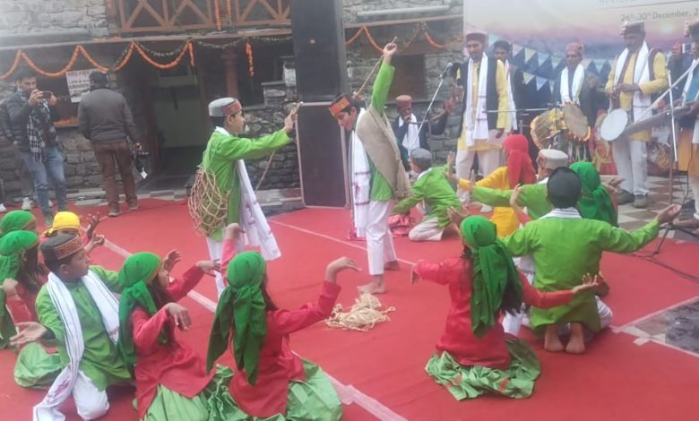 पर्यटन घाटी के नन्हे मुन्ने कलाकारों की प्रतिभा देख दर्शक मंत्रमुग्ध हो गए।