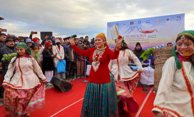 रेशमा शाह के गानों पर सैलानियों सहित स्थानीय लोगों ने जमकर डांस किया।