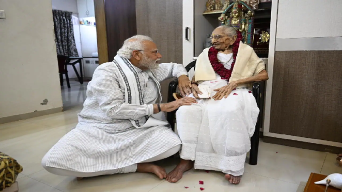प्रधानमंत्री नरेंद्र मोदी की मां हीराबेन यूएन मेहता अस्पताल में भर्ती , इलाज के लिए अस्पताल में भर्ती