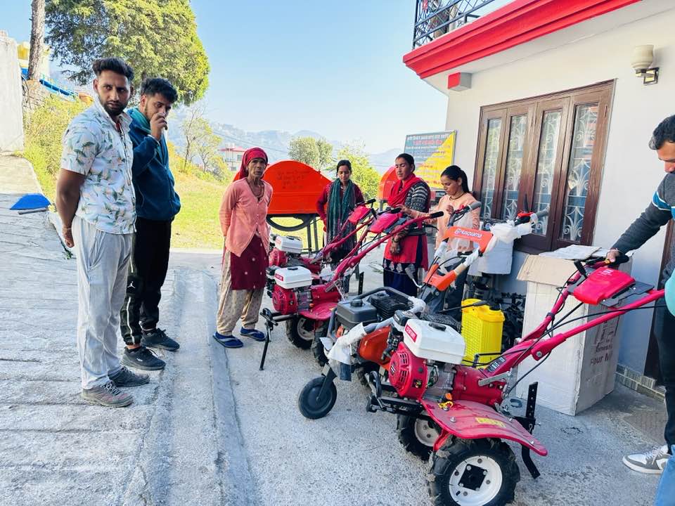 मसूरी : गाँव की प्रधान कौशल्या रावत ने कृषि यंत्र के लिए कृषि मंत्री गणेश जोशी और माननीय जिला प्रभारी मंत्री सुबोध उनियाल को पूरी पंचायत की ओर से धन्यवाद दिया