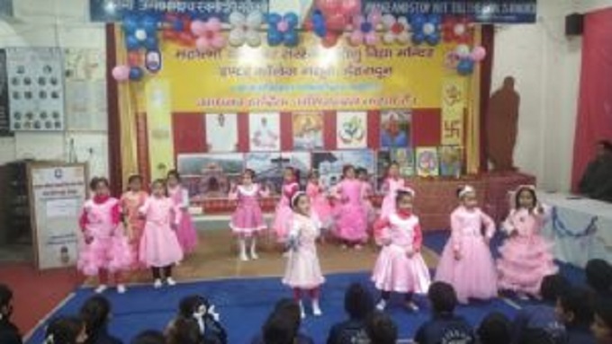 केजी से चौथी कक्षा तक, मसूरी महात्मा योगेश्वर सरस्वती शिशु मंदिर इंटर कॉलेज ने अपनी वर्षगांठ मनाई।