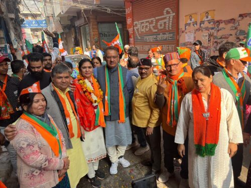 नई दिल्ली : दिल्ली में भाजपा प्रत्याशी अरुणा रावत के समर्थन में रोड शो करते कैबिनेट मंत्री गणेश जोशी