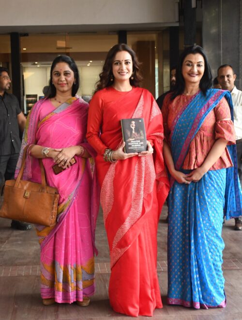 मुंबई : बॉलीवुड एक्ट्रेस दिया मिर्जा ने लॉन्च की डॉ. मंजुला पूजा श्रॉफ के जीवन पर आधारित बुक 'सक्सेस मंत्रा ऐंड म्यूजिंग'