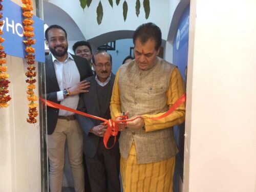 देहरादून : वित्त मंत्री डॉ प्रेम चंद अग्रवाल ने देहरादून के पहले क्रॉस-बॉर्डर बैंकिंग स्टोर होपस्टोर का शुभारंभ किया।