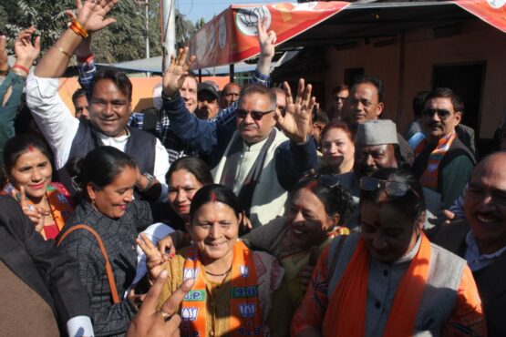 गुजरात चुनाव की ऐतिहासिक विजय पर आयोजित भाजपा महानगर कार्यालय में ख़ुशी मनाते मंत्री गणेश जोशी।