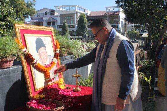 देहरादून : पूर्व मुख्यमंत्री स्व० नित्यानंद स्वामी की 10वीं पुण्यतिथि पर उन्हें श्रद्धांजलि अर्पित करते मंत्री जोशी।