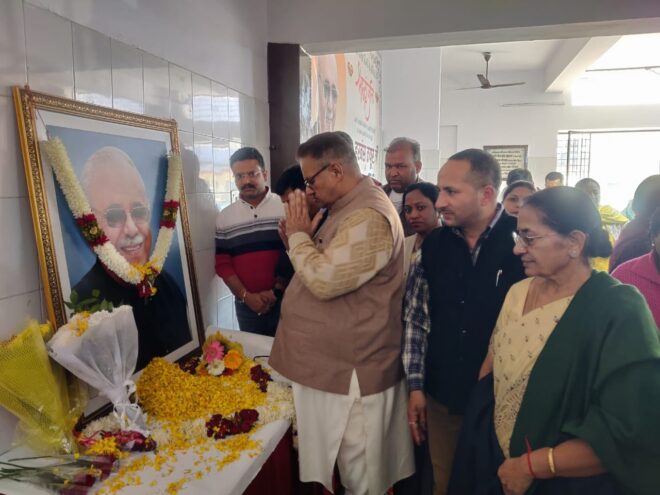 देहरादून : पूर्व विधानसभा अध्यक्ष हरबंस कपूर की स्मृति में आयोजित रक्तदान शिविर में रक्तदाताओं से मुलाक़ात करते मंत्री गणेश जोशी।