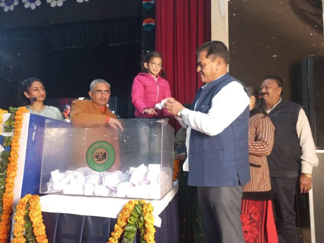 देहरादून : प्रधानमंत्री आवास योजना के तहत विभागीय मंत्री व मुख्य अतिथि डॉ प्रेमचंद अग्रवाल ने छोटी कन्याओं के हाथों लॉटरी निकलवाई।