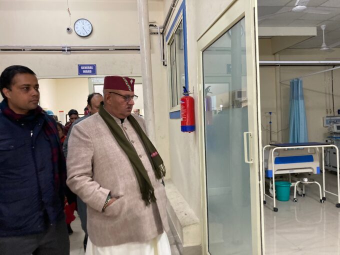 गढ़ी कैंट स्थित छावनी परिषद जनरल अस्पताल का निरीक्षण करते मंत्री जोशी।