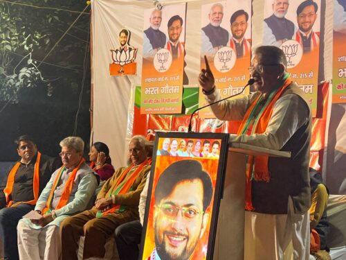 दिल्ली में एमसीडी के चुनाव प्रचार में जनसभा को सम्बोधित करते मंत्री गणेश जोशी