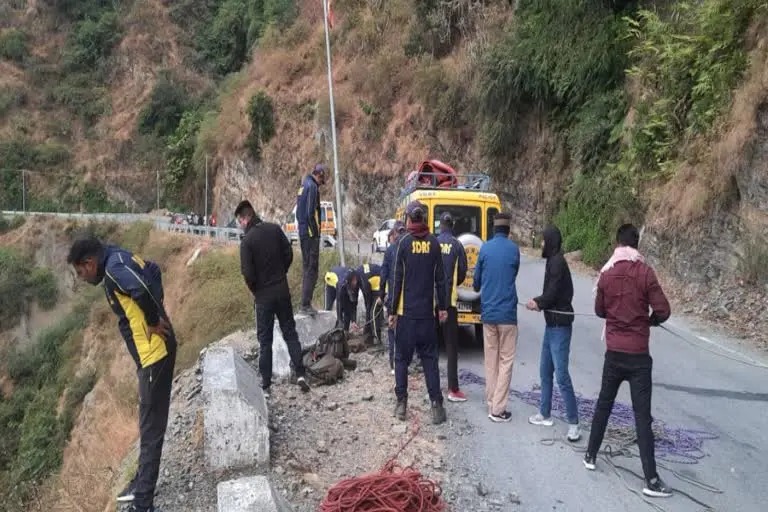 विकासनगर : शादी समारोह से लौट रहा एक युवक फिसलकर गहरी खाई में जा गिरा , युवक की खाई में गिरकर मौत