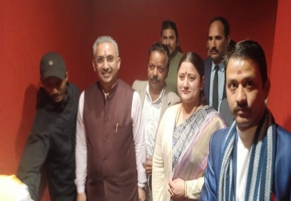 देहरादून : बहुप्रतीक्षित गढ़वाली फिल्म मेरू गौं का सिल्वर सिटी मॉल में प्रीमियर हुआ