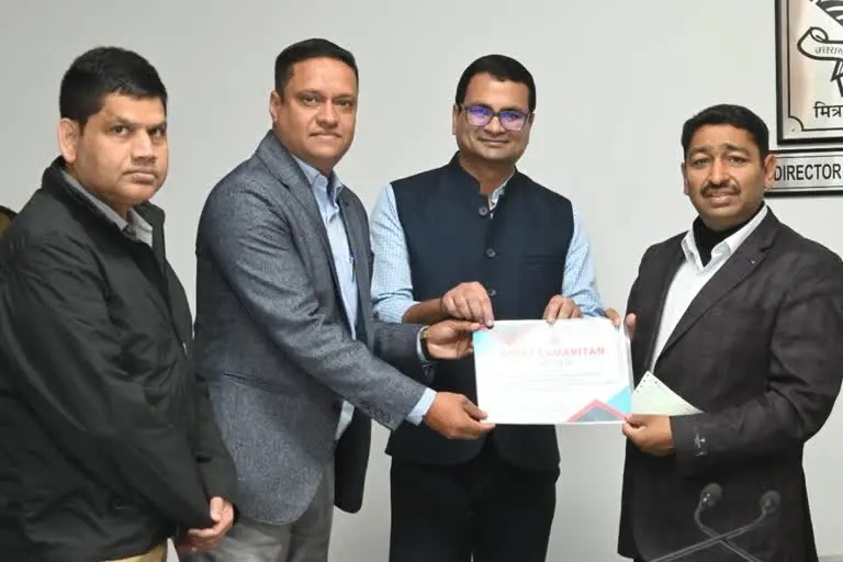 देहरादून : बस हादसे में घायलों की मदद करने वालों को डीजीपी ने किया सम्मानित, नकद पुरस्कार दिया