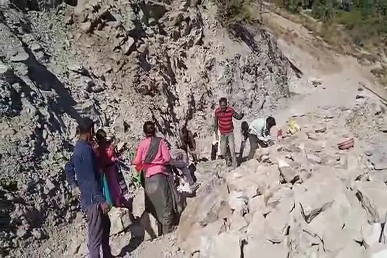 हल्द्वानी : ठेकेदार ने पत्थर डालकर बंद किया रास्ता, ग्रामीणों ने लगाया डंडा, वायरल हुआ वीडियो