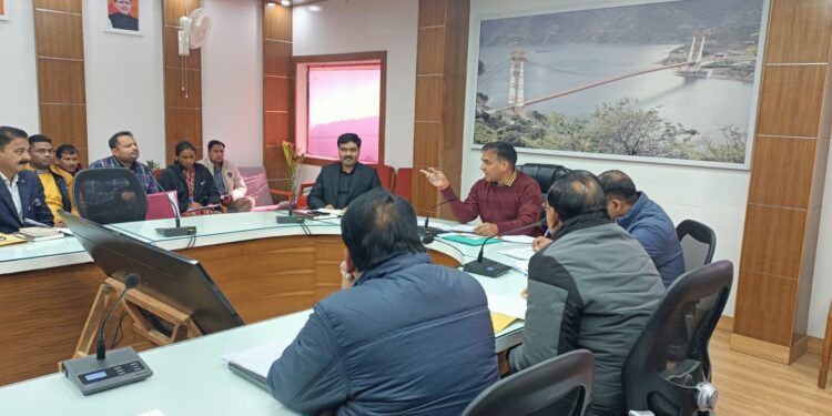 टिहरी : जिलाधिकारी डॉ. सौरभ गहरवार ने जिले में सड़कों को लेकर बैठक की