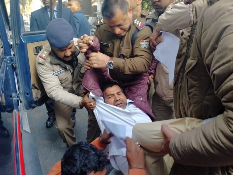 अंकिता हत्याकांड: जयेन्द्र रमोला ने वीआईपी का नाम नहीं बताने पर राजभवन में दिया धरना, पुलिस ने घसीटकर किया गिरफ्तार, देखें वीडियो