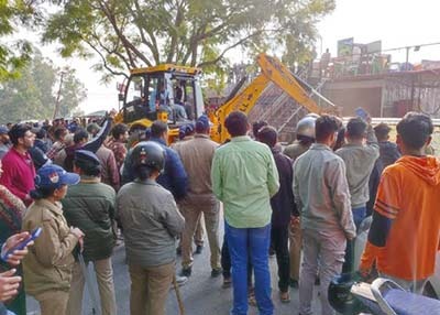 मसूरी : मसूरी-देहरादून मार्ग पर जिलाधिकारी सोनिका सिंह के निर्देश पर जमकर जेसीबी गरजती रही , घंटों जाम में फंसे रहे लोग