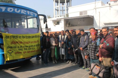 देहरादून : सेब उत्पादकों का तीन दिवसीय भ्रमण प्रशिक्षण 30 चयनित किसानों का दल को हरी झंडी दिखाकर रवाना करते मंत्री जोशी।