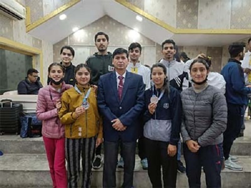 मसूरी : नई दिल्ली में आयोजित कराटे प्रतियोगिता में मसूरी के कराटे खिलाड़ियों ने 7 मेडल जीते