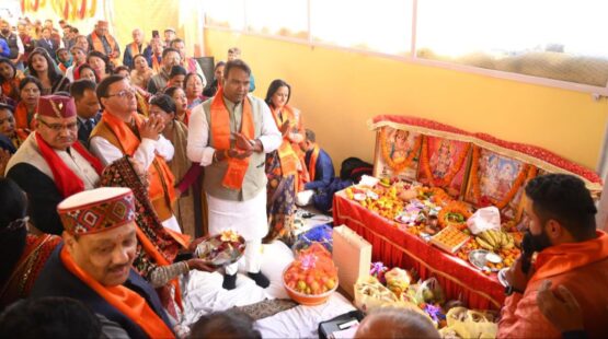 देहरादून : कुर्माचल भवन में आयोजित सुन्दर काण्ड पाठ में प्रतिभाग करते मुख्यमंत्री पुष्कर सिंह धामी और मंत्री गणेश जोशी।