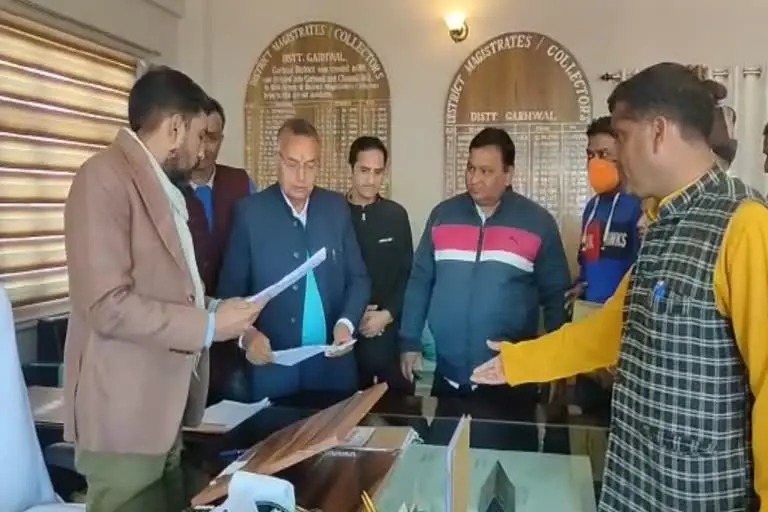 पौड़ी : देवप्रयाग पुल बंद होने से लोगों की परेशानी बढ़ी तो उन्होंने डीएम से इसका समाधान निकालने को कहा.