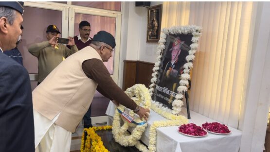 देहरादून : जनरल बिपिन रावत की प्रथम पुण्यतिथि पर श्रद्धांजलि अर्पित करते सैनिक कल्याण मंत्री गणेश जोशी।