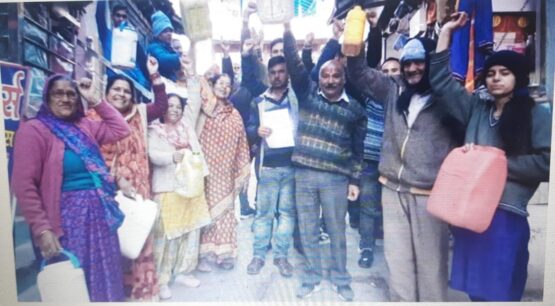 कुमाऊं : यहां के लोगों को ठंड में भी पानी के लिए भटकना पड़ रहा है