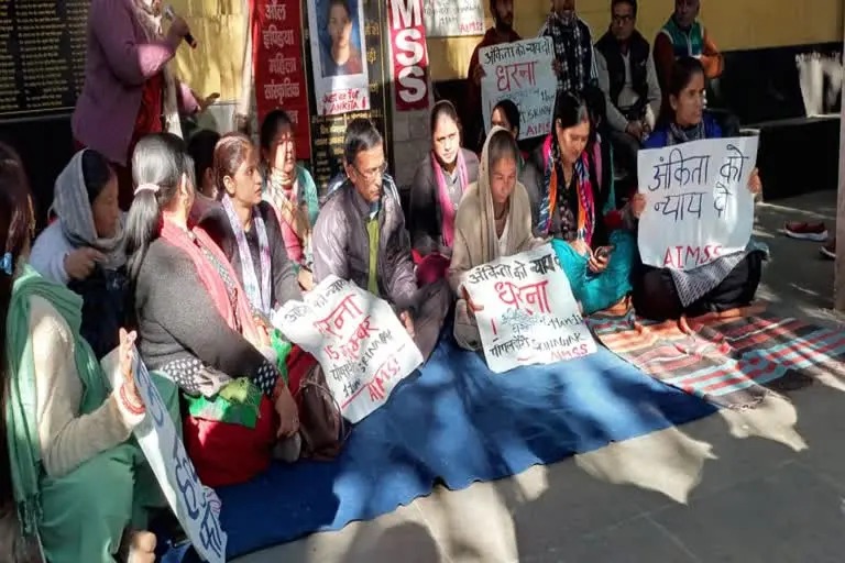 श्रीनगर : अंकिता भंडारी के पिता ने अफवाहों का जवाब देते हुए कहा, 'एक करोड़ और फ्लैट लेने की खबर झूठी है।'