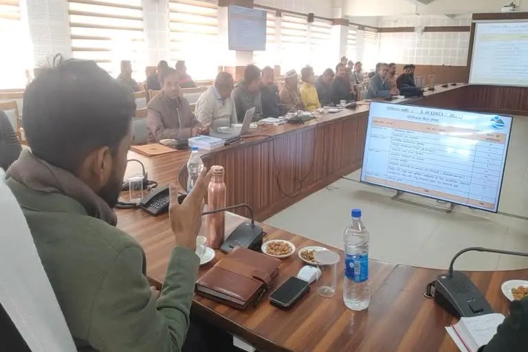 पौड़ी गढ़वाल : जलागम विभाग ने विकास के लिए रखा बजट तो डीएम ने अधिकारियों को दिए निर्देश