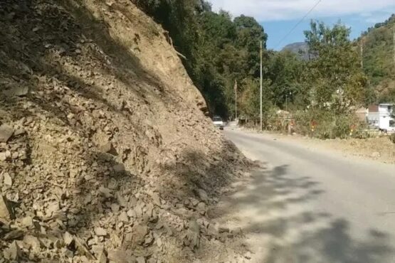 विकासनगर : हादसों को दावत दे रहा कालसी चकराता मार्ग पर मलबे का ढेर