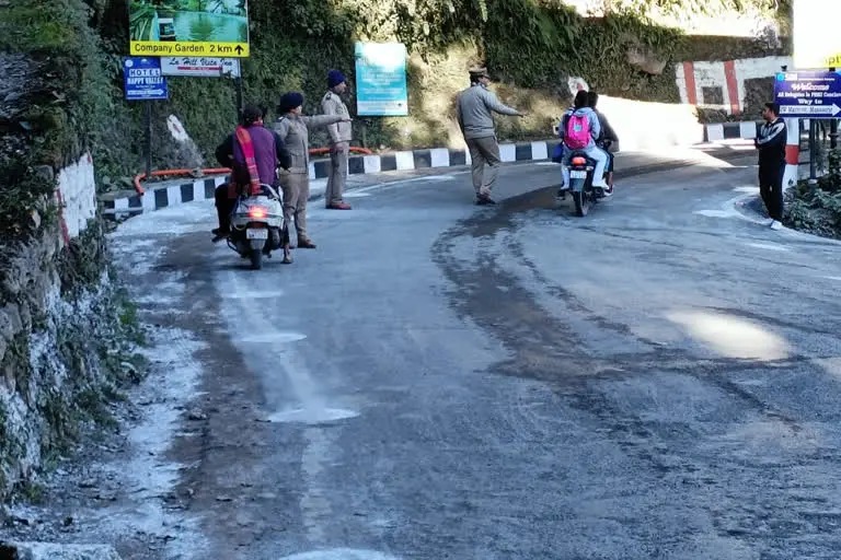 पौड़ी : पुलिस ने वाहन चलाने के आरोप में दस नाबालिगों को गिरफ्तार कर उनके माता-पिता पर 25-25 हजार डॉलर का जुर्माना लगाया है.