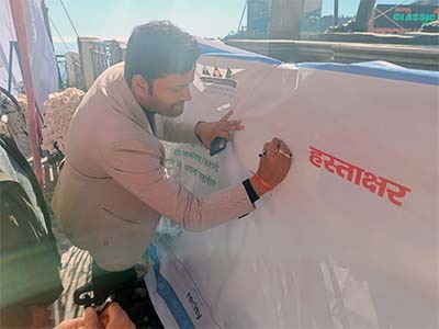 विश्व पर्वत दिवस : नगर अध्यक्ष ने दिलाई पर्यावरण संरक्षण व प्लास्टिक का उपयोग नहीं करने की शपथ, बांटे कपड़े के थैले