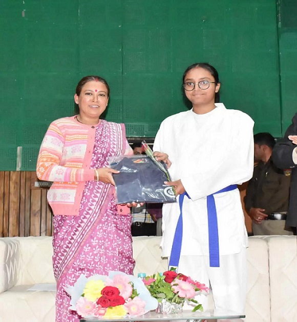 देहरादून : एशियन कराटे चैंपियनशिप में भाग लेने वाली टीम को खेल मंत्री रेखा आर्य ने रवाना किया