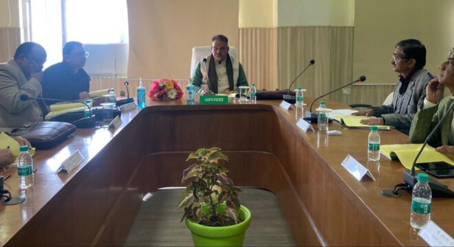 देहरादून : किसान भवन में उत्तराखण्ड सीड एण्ड ऑरगेनिक प्रोडक्शन एसोसिएशन की 51वी प्रबन्ध कार्यकारिणी परिषद की बैठक करते मंत्री जोशी।