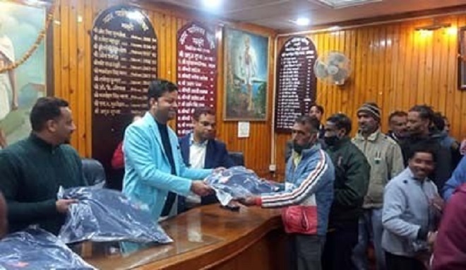 मसूरी : नगर पालिका ने 350 पर्यावरण मित्रों को गर्म जैकेट बांटे