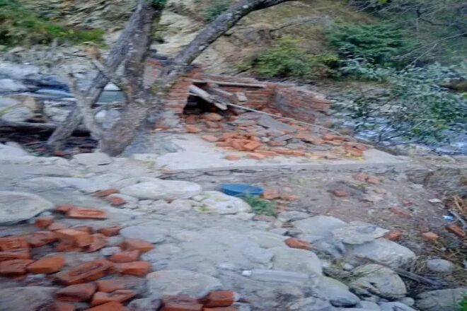 चमोली के घाट में विवादित जमीन पर निर्माण को लेकर एक बार फिर खींचतान मची , अज्ञात लोगों ने तोड़ा