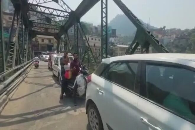 केदारनाथ धाम से जोड़ने के लिए रुद्रप्रयाग मुख्य बाजार में अलकनंदा नदी पर बनाया गया मोटर पुल जर्जर हालत में है, भारी वाहनों का आवागमन ठप