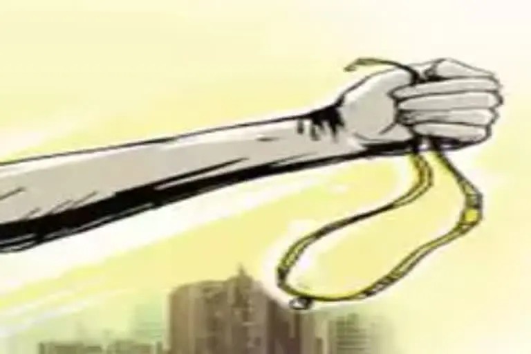 बुजुर्ग महिला को सम्मोहित कर ले गए सोने की चेन, पुलिस के हाथ खाली