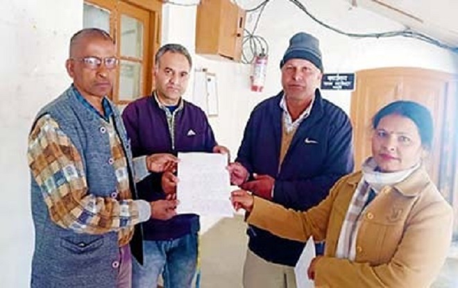 विंटरलाइन कार्निवाल में स्थानीय कलाकारों को कार्यक्रम नहीं देने से नाराज कलाकारों ने ज्ञापन दिया